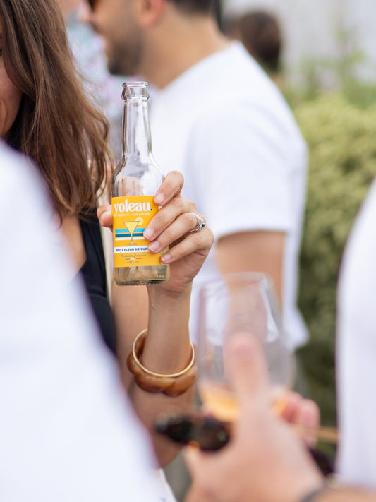 Verre de spritz sans alcool yoleau servi frais pendant un épisode de canicule
