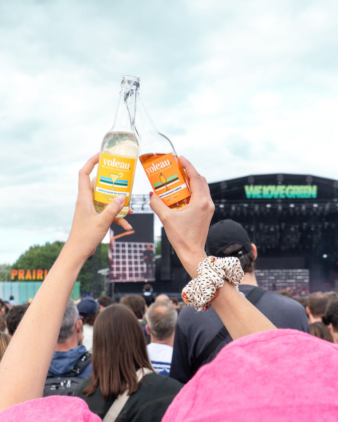 Bouteille de spritz sans alcool yoleau bien fraîche posée sur des glaçons en été