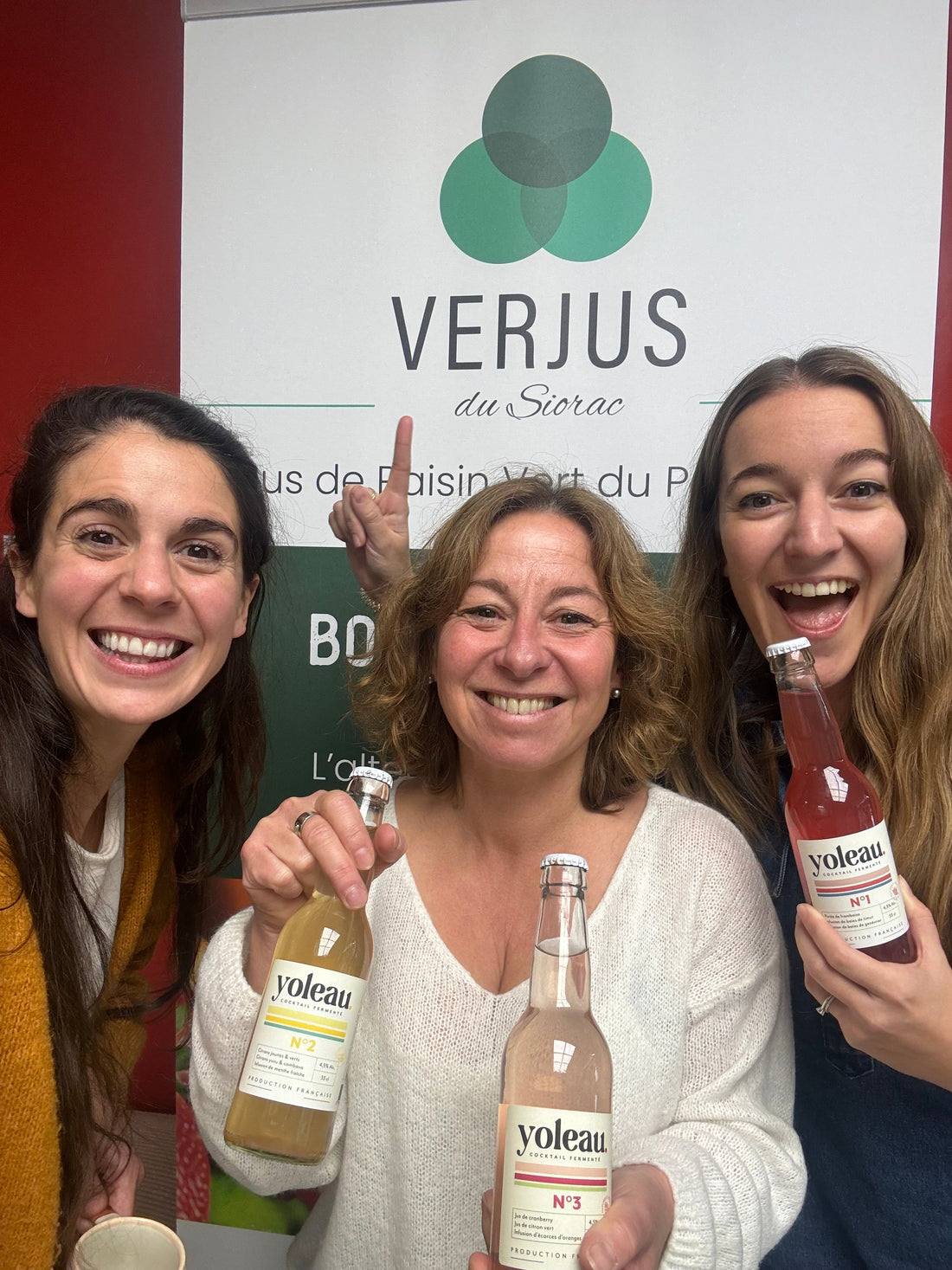 Cynthia Biardeau-Schwok et Pauline Desfarges, fondatrices de la marque de cocktails sans alcool Yoleau, accompagnée de leur fournisseuse de verjus, matière première des cocktails sans alcool Yoleau