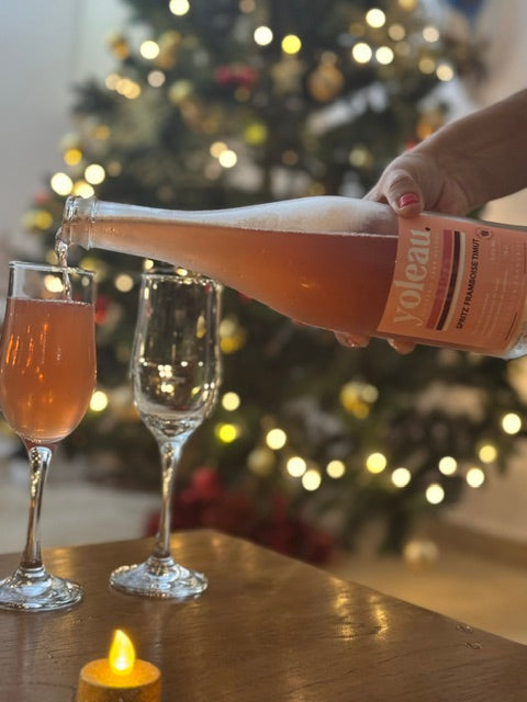 Spritz sans alcool Framboise Timut Yoleau, servi dans verre à cocktail, idée cocktail sans alcool soirée