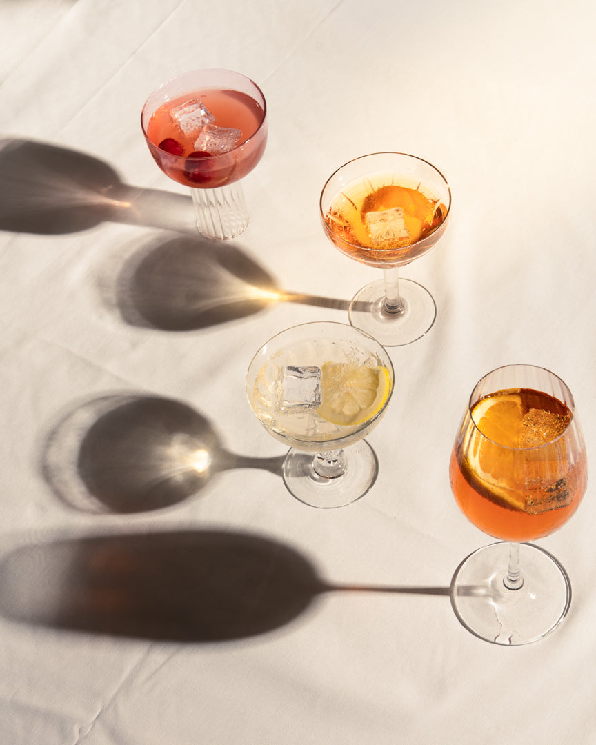 Verres de boisson pétillante sans alcool yoleau à partir d'ingrédients naturels sur fond clair
