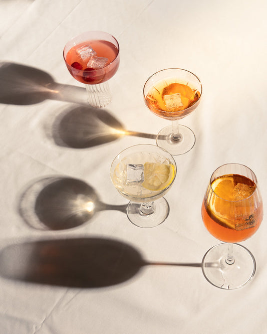Verres de boisson pétillante sans alcool yoleau à partir d'ingrédients naturels sur fond clair