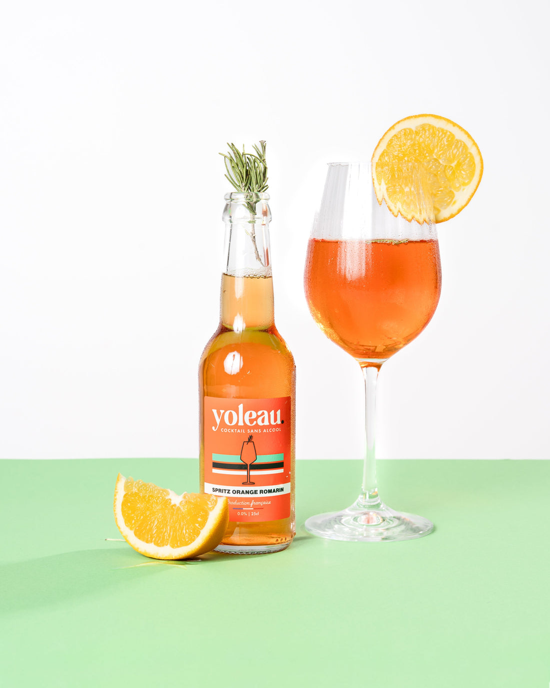 Spritz Orange amère Yoleau, servi dans verre à cocktail, mise en scène fruitée et colorée