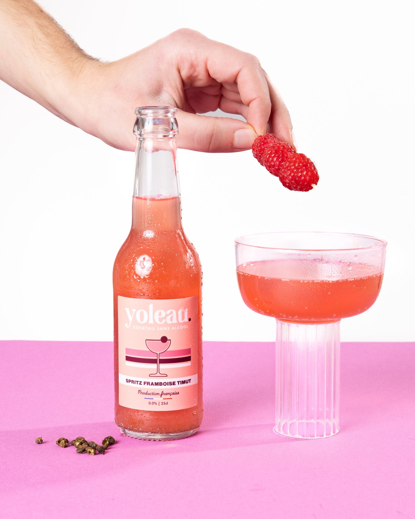 Spritz Framboise Timut Yoleau, servi dans verre à cocktail, mise en scène colorée et fruitée