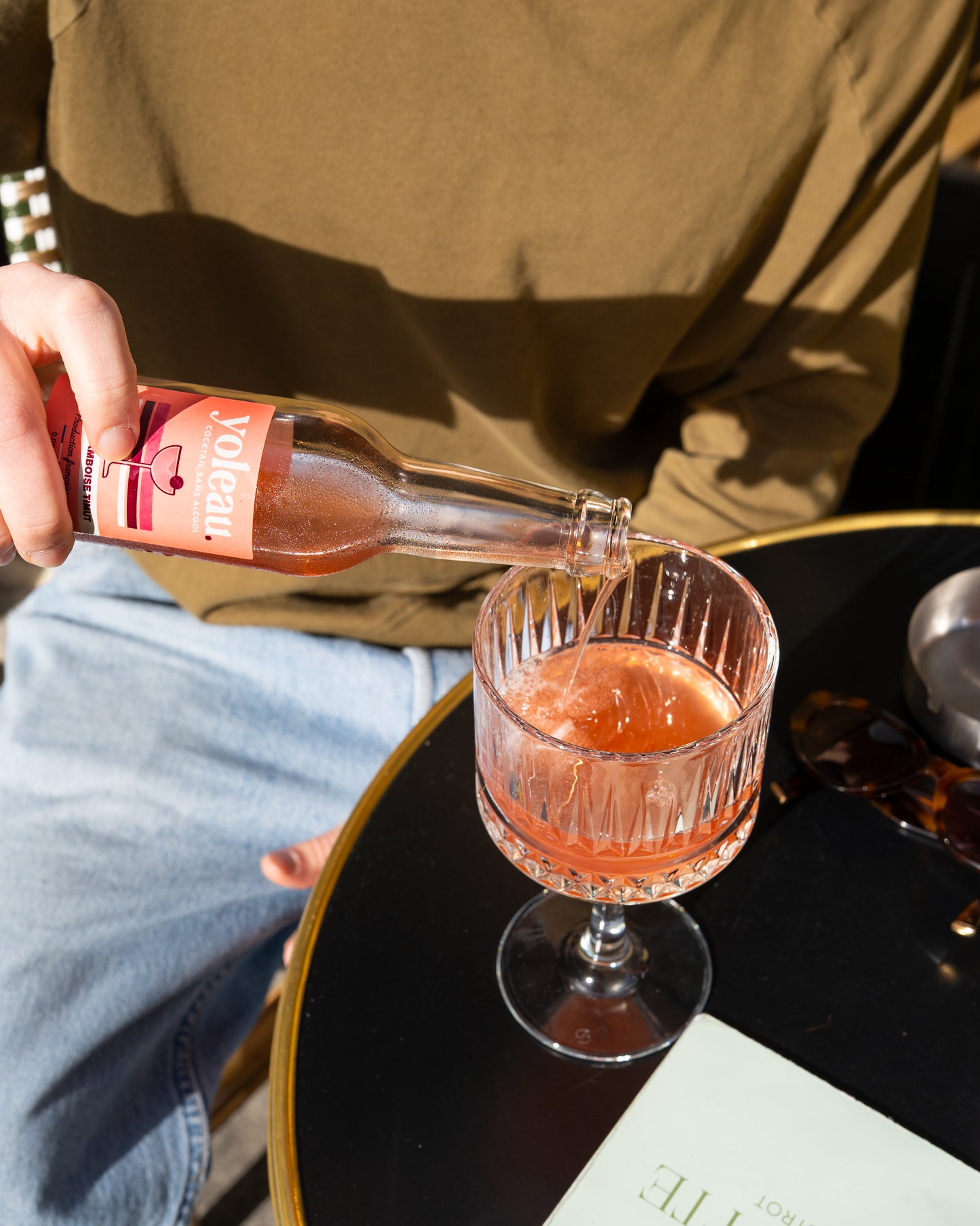 Spritz Framboise Timut Yoleau, servi dans verre à cocktail, en terrasse