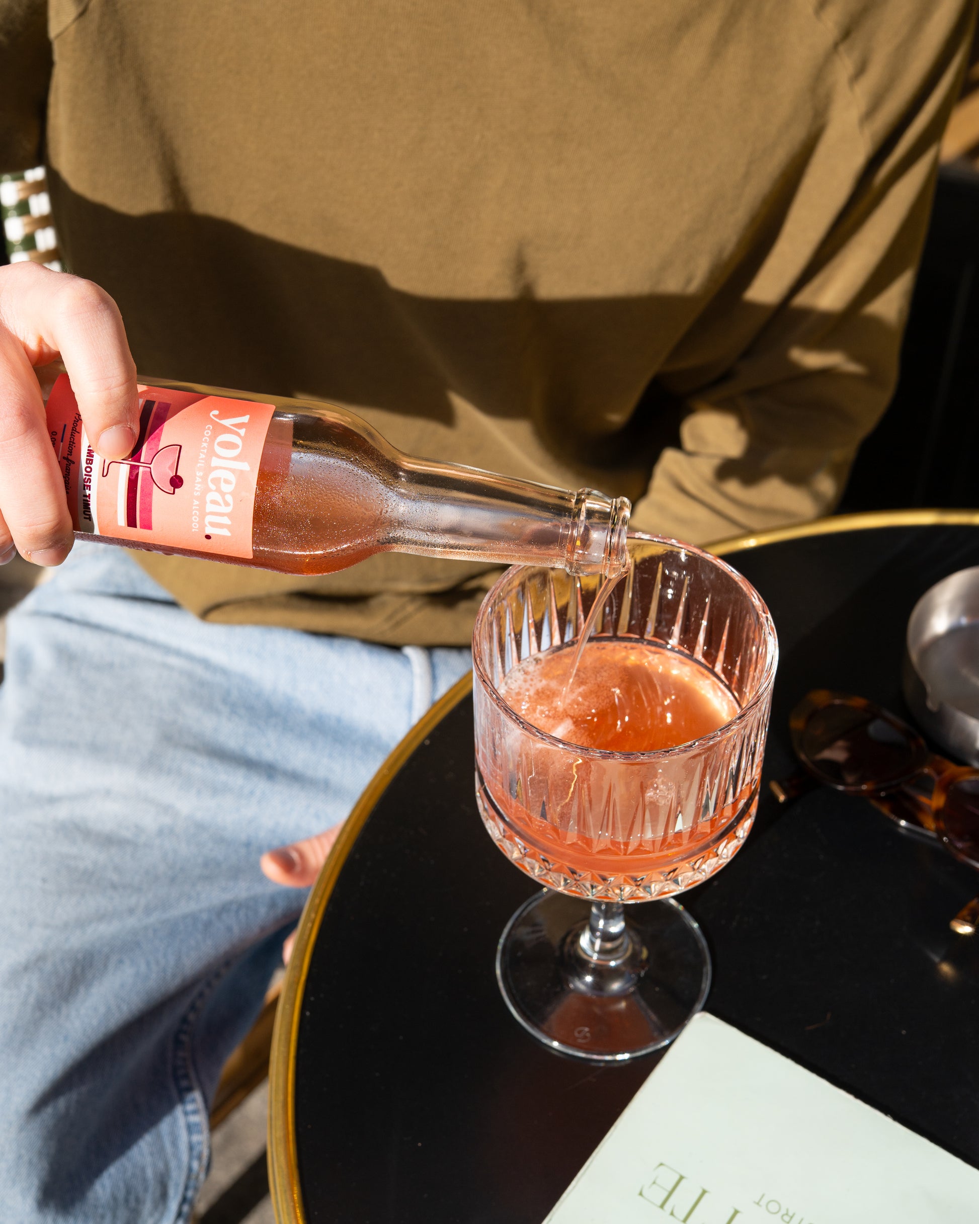 Spritz Framboise Timut Yoleau, servi dans verre à cocktail, en terrasse